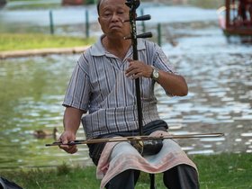 ../2019/08/10-1413-street-musician.jpg