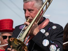 ../2019/10/13-1206-honk_parade-parade.jpg