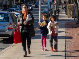 ../2020/01/26-1356-kid-reading-street.jpg
