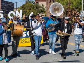 09-1242-parade-honk.jpg