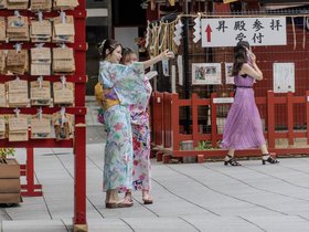 03-1505-JP-street-temple-tokyo.jpg