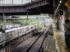 05-1528-JP-tokyo-train.jpg